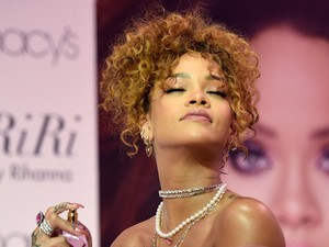 Rihanna Disoraki Fans karena Terlambat Datang ke Konser