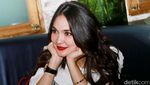 Bibir Merah Luna Maya, Kedekatan Dirly dan Celine Evangelista