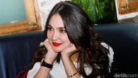Luna Maya memoles bibirnya dengan lipstik merah menyala. Pool/Gus Mun/detikFoto.