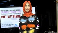 Ia mengenakan sweatshirt dengan sentuhan bulu berwarna biru, oranye dan kuning dari Fendi dipadu celana merah dan sepatu bercorak. Pool/Noel/detikFoto.