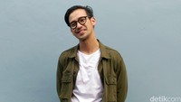 Tarra terlihat kasual.
