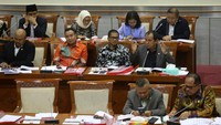 Karena tak ada perbedaan sikap, tidak ada rapat tertutup. Fraksi- fraksi langsung menyampaikan sikap di depan Tito.