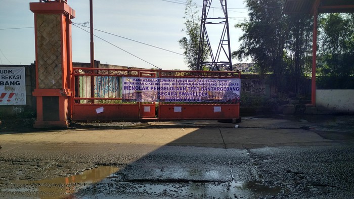 Spanduk Tolak Sampah Jakarta Bertebaran di Bantargebang Bekasi