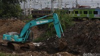Alat berat meratakan tanah pada proyek pembangunan rel ganda Manggarai-Jatinegara di kawasan Manggarai, Jakarta Selatan, Kamis (23/6/2016).