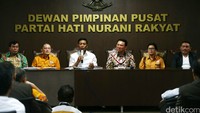 Kami mengundang Pak Ahok untuk menyerahkan surat dukungan secara resmi dari DPP. Keabsahan itu diberikan apabila dukungan muncul dari DPP. Memang sudah ada dukungan dari DPD, dukungan sekarang sudah lengkap dari DPP, papar Ketua Umum Hanura Wiranto di Kantor DPP Hanura, Jalan Jenderal Sudirman, Jakarta Pusat, Kamis (23/6/2016).