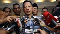 Komjen Tito Karnavian menjawab pertanyaan para awak media di Hotel Darmawangsa, Jakarta, Kamis (23/06/2016).