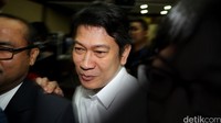 Trinanda Prihantoro meninggalkan Pengadilan Tipikor usai menjalani sidang perdana.