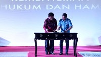 Kakanwil DKI Jakarta Endang Sudirman dan Ketua KNPI DKI Jakarta Gusti Arief saat menandatangani nota kerjasama.