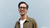 Tak lupa kacamata, jam tangan dan slip-on biru menjadi pilihannya untuk tampil pada hari itu.