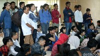 Para wartawan menyikam jawaban-jawaban dari Komjen Tito.