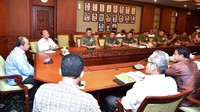 Marwan Jafar dan Mayjen TNI Doni Monardo membahas potensi dan percepatan pembangunan desa-desa di Maluku. Ist/Kemendes.