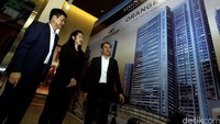 Chief Development Officer PT Lippo Cikarang Tbk Alwi Sjaaf, Presiden Direktur PT Total Bangun Persada Tbk Janti Komadjaja, dan Presiden Direktur PT Lippo Cikarang Tbk Toto Bartholomeus sedang berbincang seusai penandatangan kerjasama pekerjaan konstruksi tahap pertama Orange County di Koridor Timur Jakarta.