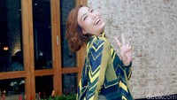 Ayu Dewi tak pernah kehabisan ide untuk berpose di depan kamera. Meski sudah punya anak, ia tetap centil. Pool/Gus Mun/detikFoto.