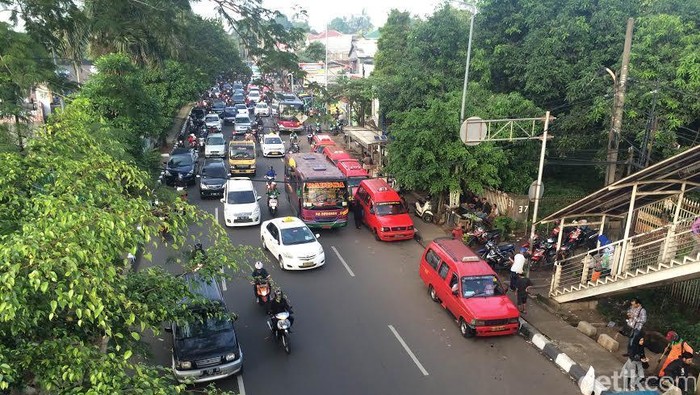 Angkutan Umum Ngetem Seenaknya Bikin Arus Lalin di Tanjung Barat Tersendat