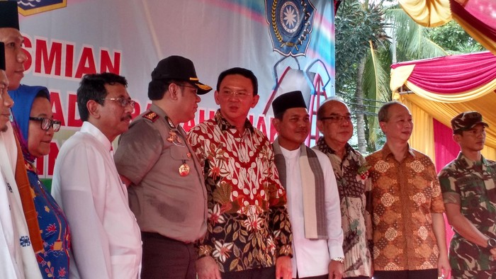 Ahok Resmikan RPTRA, Demonstran Dijaga Polisi