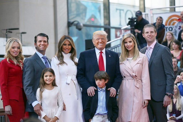 Keluarga Donald Trump WASHINGTON, DC - JANUARY 19: (AFP OUT) President-elect Donald J. Trump and family stand in front of the Lincoln Memorial at the inaugural concert in January 19, 2017 in Washington, DC. Hundreds of thousands of people are expected tomorrow for Trumps inauguration as the 45th president of the United States. (Photo by Chris Kleponis-Pool/Getty Images)