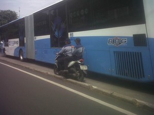 Petugas Sudinsos Terobos Jalur TransJ di Cawang
