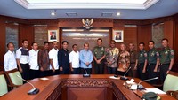 Marwan Jafar dan Mayjen TNI Doni Monardo foto bersama usai pertemuan. Ist/Kemendes.