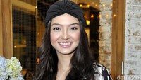 Raline tersenyum cantik di depan kamera. Pool/Noel/detikFoto.