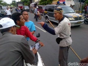 Di Semarang Ada Kakek Bertongkat yang Bisa Bubarkan Balap Liar Sendirian