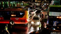 Kemacetan disebabkan oleh tingginya volume kendaraan yang akan pulang ke rumah.