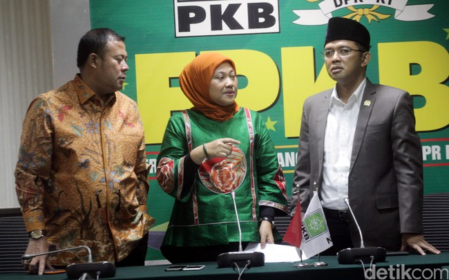 Ida juga senantiasa mengenakan hijab segi empat polos dengan gaya sederhana. Bedanya, Ida selalu mengikat hijab segi empatnya ke belakang sehingga terlihat rapi di bagian depan. Foto: Lamhot Aritonang