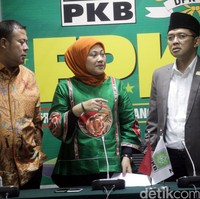 Ida juga senantiasa mengenakan hijab segi empat polos dengan gaya sederhana. Bedanya, Ida selalu mengikat hijab segi empatnya ke belakang sehingga terlihat rapi di bagian depan. Foto: Lamhot Aritonang