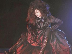 Tampil Ala Dewi Gothic, Kendall Jenner Sulit Dikenali di Iklan Marc Jacobs