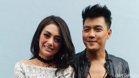 Dalam sinetron itu, mereka berperan sebagai sepasang kekasih.