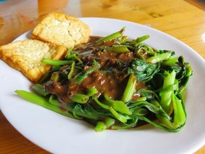 Yuk, Bikin Kangkung dengan Siraman Bumbu Rujak yang Enak Untuk Berbuka Puasa