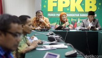 Ketua Fraksi PKB DPR, Ida Fauziah (tengah) didampingi Sekretaris Fraksi PKB,  Cucun Ahmad Syamsurijal dan Kapoksi PKB, Maman Imanulhaq di Ruang Fraksi PKB Komplek Parlemen, Senayan, Jakarta Pusat, Kamis (22/6/2016). 