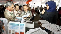 Direktur Utama BNI Syariah, Imam teguh Saptono, Direktur Utama BNI Securities, Ananta Wiyogo, Direktur Keuangan BNI, Rico Budidarmo mengunjungi booth salah satu anak perusahaan BNI.