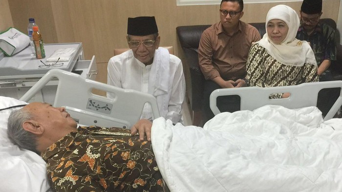 Mensos Khofifah dan Hasyim Muzadi Besuk Gus Solah di Rumah Sakit