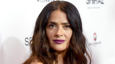 Roar! Salma Hayek Dibalut Dress Motif Macan