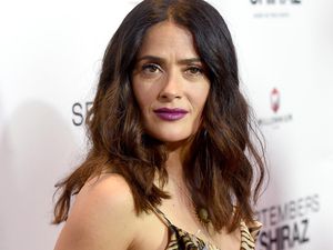 Roar! Salma Hayek Dibalut Dress Motif Macan