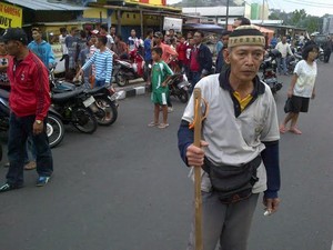 Begini Gaya Kakek Bertongkat Bubarkan Balap Liar di Semarang