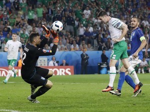 Kalahkan Italia, Republik Irlandia Lolos