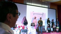 Menteri Hukum dan Hak Asasi Manusia Yasonna Laoly melihat produk fashion berupa tas bermerk Jeera.