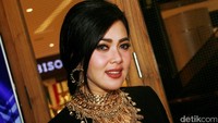 Kalung dan anting emas memberi sentuhan glamor pada penampilannya. Pool/Gus Mun/detikFoto.
