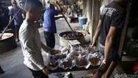 Dodol pun dibanderol mulai dari harga kemasan yang kecil Rp 10ribu hingga Rp 20ribu.