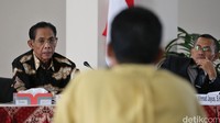 Panelis Djoko Sarwoko (kiri) menguji Prayitno Iman Santosa.