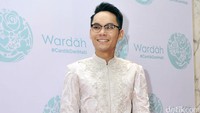 Ia tampak mengenakan baju koko putih dengan celana khaki dan sepatu cokelat saat ditemui di Hotel Dharmawangsa, Kebayoran Baru, Jakarta Selatan pada Kamis (23/6/2016). Pool/Noel/detikFoto.