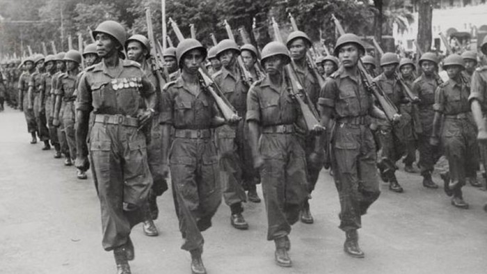 Pasukan KNIL melakukan parade