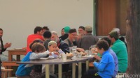 Di Alpujarras juga terdapat komunitas muslim yang akan melakukan acara makan bersama. Komunitas tersebut menggunakan Dergah, sebuah bangunan tempat mereka berkumpul. Pada acara sholat Jumat, dzikir, berbuka puasa, perkawinan serta perayaan idul fitri, dergah adalah satu-satunya tempat yang bisa digunakan oleh muslim disini. Tim Jazirah Islam/Trans7.