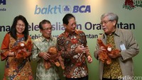 Inge Setiawati Sekretaris Perusahaan BCA, CEO BOSF Jamartin Sihite, Presiden Direktur BCA Jahja Setiaatmadja dan Pelindung yayasan BOSF Bungaran Saragih berbincang usai pemberian bantuan di Kantor Pusat BCA, Jakarta, Jumat (24/6/2016). BCA mendukung penuh langkah pelestarian lingkungan hidup, termasuk konservasi orangutan dan habitatnya.