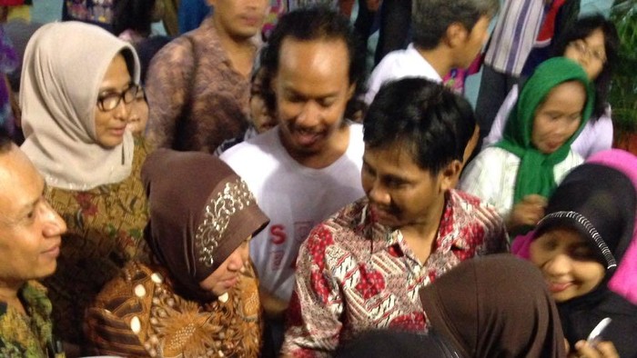 Buka Bersama Warga Rusunawa Romo Kalisari, Risma Janjikan Pekerjaan