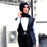 Wardrobe: HIJUP. Fotografer: Reno (Detikcom). Makeup Artist: Wardah Beauty. Stylist: Alissa Safiera & Kiki Oktaviani. Hijab Stylist: Arina Yulistara. Model: Erra Fazhira