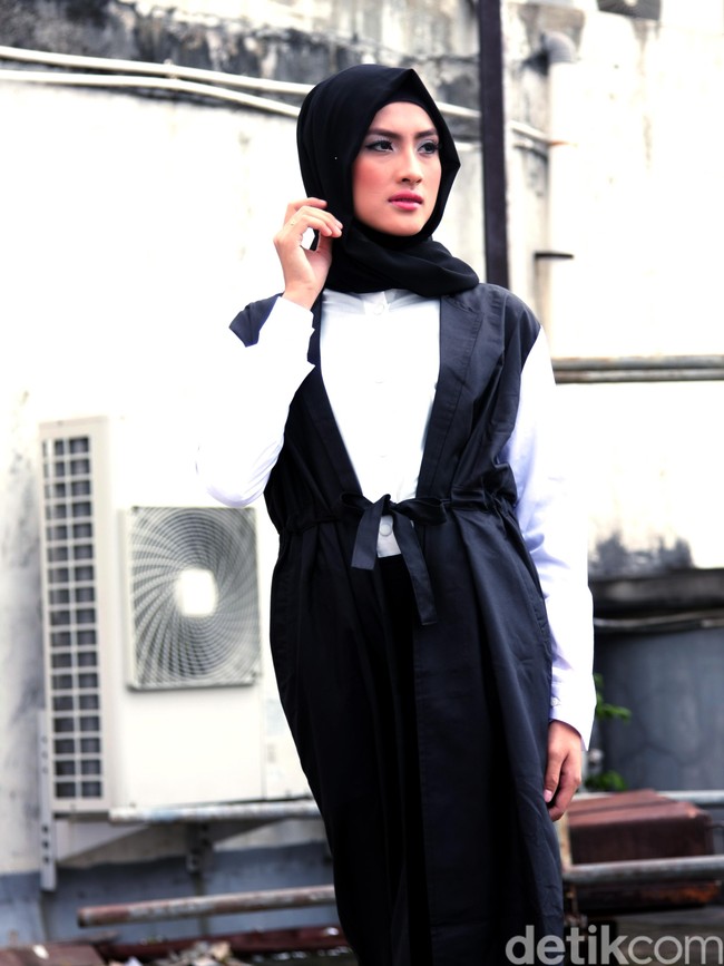 Wardrobe: HIJUP. Fotografer: Reno (Detikcom). Makeup Artist: Wardah Beauty. Stylist: Alissa Safiera & Kiki Oktaviani. Hijab Stylist: Arina Yulistara. Model: Erra Fazhira
