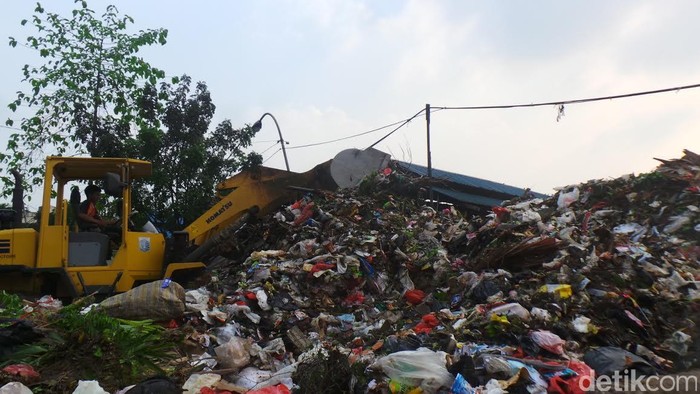 Ada Kendala di Bantargebang, Begini Tumpukan Sampah di Pasar Minggu!