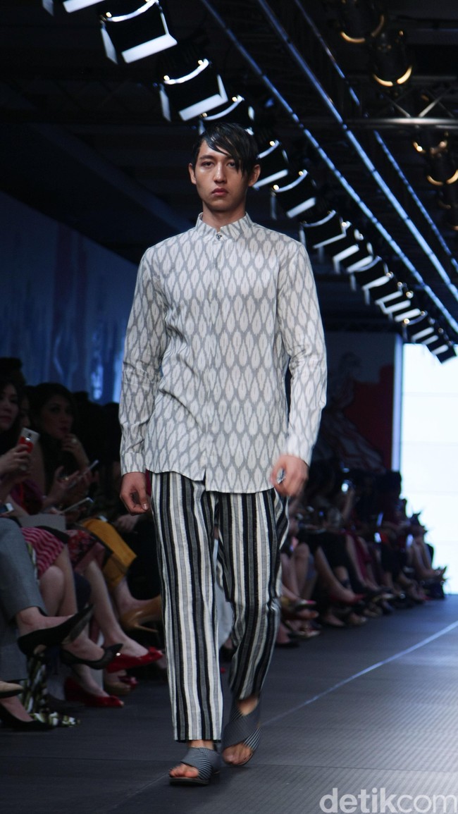 IKAT Indonesia by Didiet Maulana Plaza Indonesia Fashion Week 2016 at Plaza Indonesia. Thamrin. Jakarta. [Foto: Mohamamd Abduh/Wolipop]